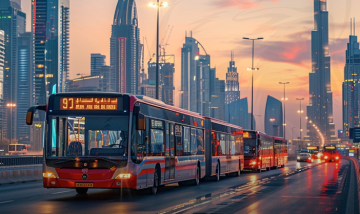 Dubai’s Roads and Transport Authority (RTA) has awarded a Dh1.1 billion contract for the acquisition of 636 new buses, including 40 electric buses, the largest and first of their kind in the UAE. The new fleet will be delivered over 2024 and 2025 and features buses with low carbon emissions and compliance with European standards. This initiative is part of RTA’s strategy to increase public transport use to 25% by 2030 and aligns with the goal of transitioning to zero-emission vehicles by 2050. The contract includes various types of buses: 450 city service buses from MAN and Zhongtong, 76 double-decker buses from Volvo, and 70 articulated buses from Isuzu Anadolu. The new buses are equipped with advanced features such as driver behavior monitoring, automated passenger counting, and driver identity authentication. They also offer low floors for accessibility, bike racks, Wi-Fi, and mobile charging points. This project reflects the directives of UAE leadership and aims to enhance public transport coverage and service quality in Dubai. #Dubai #Buses #RTA